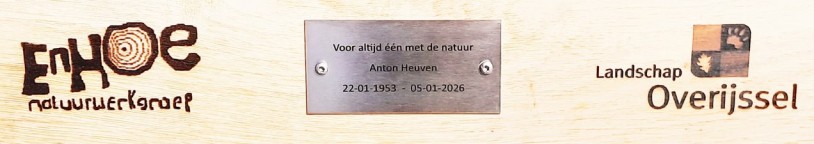 Tekst op bordje en 2 logos