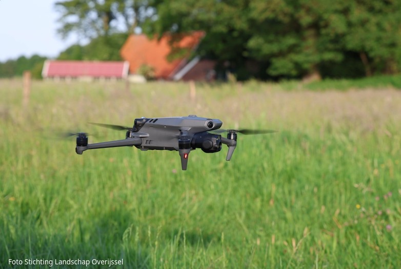 Faunadrone vliegt boven gras