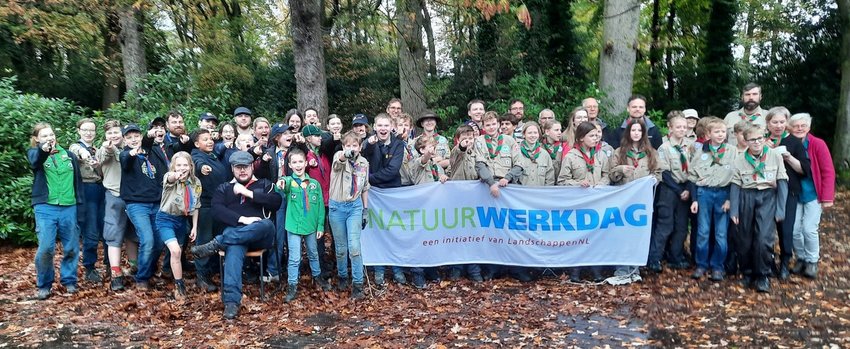 Groepsfoto scouts met spandoek Natuurwerkdag